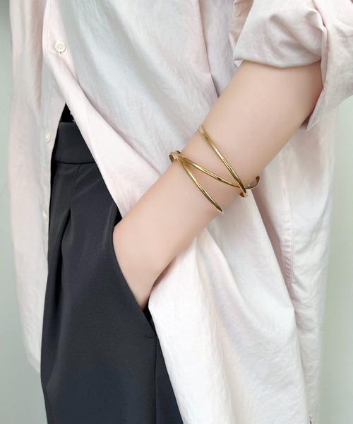 Phoebe（フィービィー）の「ニュアンスラインワイドカフバングル（バングル/リストバンド・レディース・イエローゴールド/シルバー・FREE）」の6枚目の写真