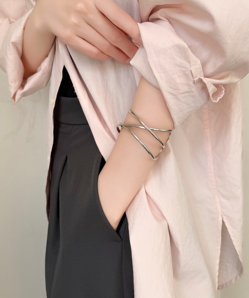 Phoebe（フィービィー）の「ニュアンスラインワイドカフバングル（バングル/リストバンド・レディース・イエローゴールド/シルバー・FREE）」の4枚目の写真