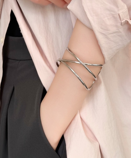 Phoebe（フィービィー）の「ニュアンスラインワイドカフバングル（バングル/リストバンド・レディース・イエローゴールド/シルバー・FREE）」の8枚目の写真
