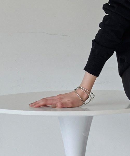 Phoebe（フィービィー）の「ニュアンスラインワイドカフバングル（バングル/リストバンド・レディース・イエローゴールド/シルバー・FREE）」の9枚目の写真