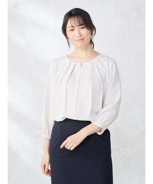 パーフェクトスーツファクトリー Perfect Suit FActory ビジュー付き フロントタックブラウス （オフホワイト） パーフェクトスーツファクトリー Perfect Suit FActory ビジュー