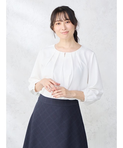 Perfect Suit FActory(パーフェクトスーツファクトリー)の「ビジュー付き フロントタックブラウス オフホワイト/グレー/ベージュ/グリーン(シャツ/ブラウス・レディース・オフホワイト/ライトグレー/ライトグリーン/ベージュ・S/M/L)」の3枚目の写真