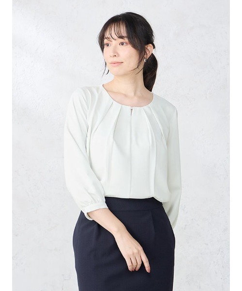 Perfect Suit FActory(パーフェクトスーツファクトリー)の「ビジュー付き フロントタックブラウス オフホワイト/グレー/ベージュ/グリーン(シャツ/ブラウス・レディース・オフホワイト/ライトグレー/ライトグリーン/ベージュ・S/M/L)」の2枚目の写真