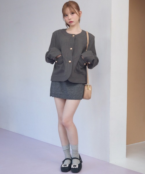 TITTY&CO.（ティティーアンドコー）の「ゴールドボタン付きショート丈ジャケット（ノーカラージャケット・レディース・グレー・FREE）」の5枚目の写真