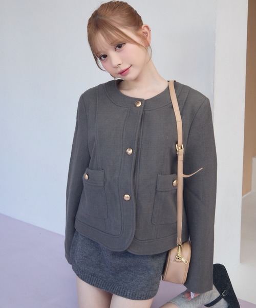 TITTY&CO.（ティティーアンドコー）の「ゴールドボタン付きショート丈ジャケット（ノーカラージャケット・レディース・グレー・FREE）」の2枚目の写真