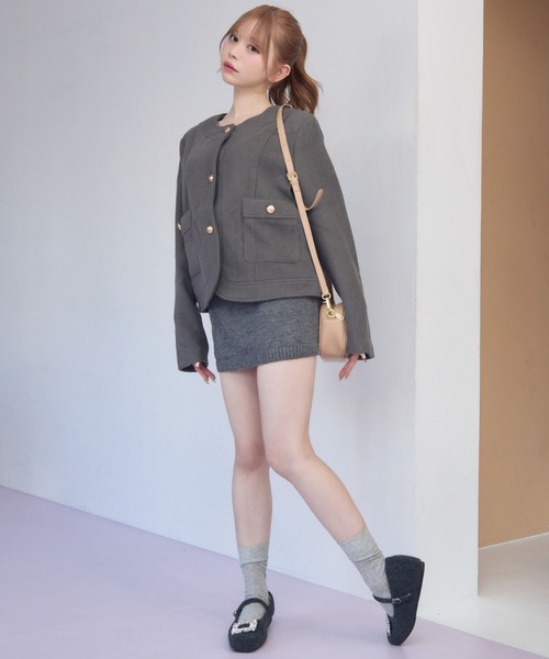 TITTY&CO.（ティティーアンドコー）の「ゴールドボタン付きショート丈ジャケット（ノーカラージャケット・レディース・グレー・FREE）」の6枚目の写真