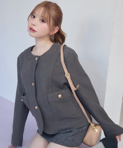 TITTY&CO.（ティティーアンドコー）の「ゴールドボタン付きショート丈ジャケット（ノーカラージャケット・レディース・グレー・FREE）」の4枚目の写真