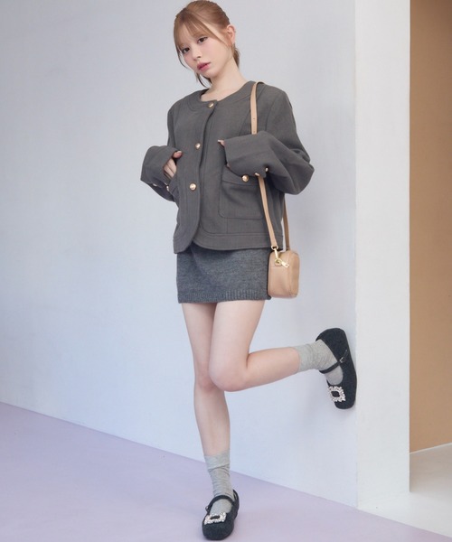 TITTY&CO.（ティティーアンドコー）の「ゴールドボタン付きショート丈ジャケット（ノーカラージャケット・レディース・グレー・FREE）」の7枚目の写真