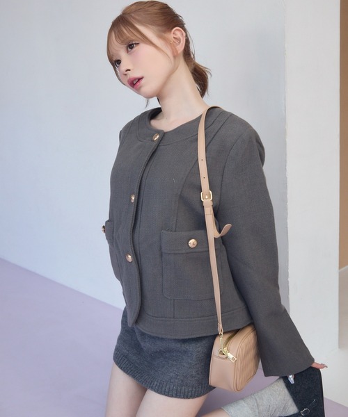 TITTY&CO.（ティティーアンドコー）の「ゴールドボタン付きショート丈ジャケット（ノーカラージャケット・レディース・グレー・FREE）」の3枚目の写真