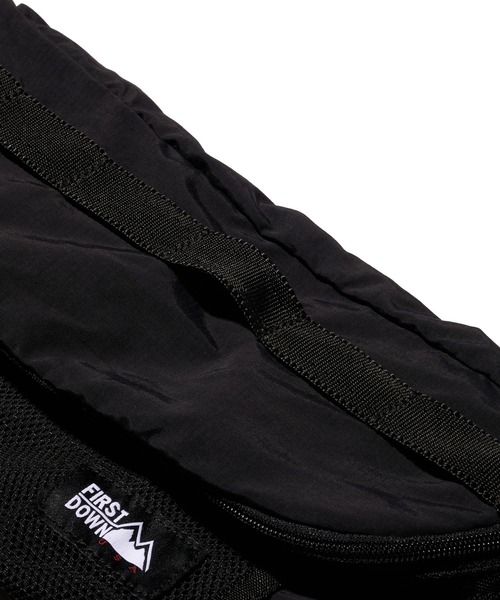 FIRST DOWN（ファーストダウン）の「軽量 ボディバッグ（ボディバッグ/ウエストポーチ・メンズ・ブラック/ブルーグリーン・F）」の3枚目の写真