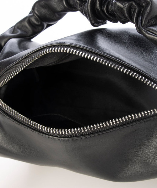 perche（ペルケ）の「『VERY』バイヤー大和美帆さんコラボ　ペルケ perche / シープボックスチェーンショルダーバッグ（ショルダーバッグ・レディース・アイボリー/ブラック/シルバー・FREE）」の14枚目の写真