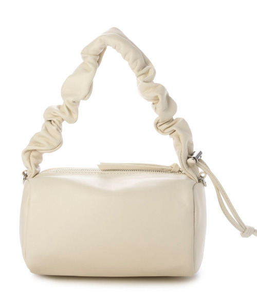 perche（ペルケ）の「『VERY』バイヤー大和美帆さんコラボ　ペルケ perche / シープボックスチェーンショルダーバッグ（ショルダーバッグ・レディース・アイボリー/ブラック/シルバー・FREE）」の4枚目の写真