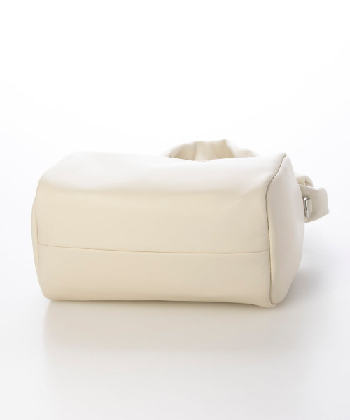 perche（ペルケ）の「『VERY』バイヤー大和美帆さんコラボ　ペルケ perche / シープボックスチェーンショルダーバッグ（ショルダーバッグ・レディース・アイボリー/ブラック/シルバー・FREE）」の5枚目の写真