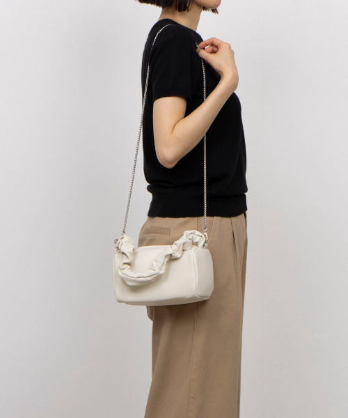 perche（ペルケ）の「『VERY』バイヤー大和美帆さんコラボ　ペルケ perche / シープボックスチェーンショルダーバッグ（ショルダーバッグ・レディース・アイボリー/ブラック/シルバー・FREE）」の11枚目の写真