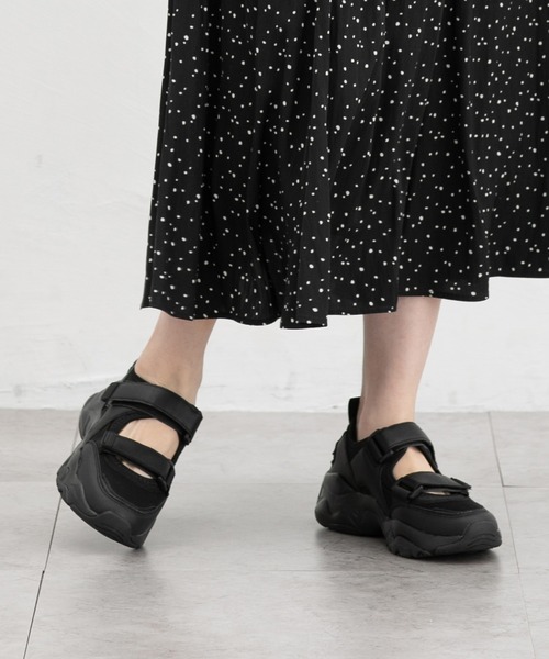 Honeys（ハニーズ）の「スニーカーサンダル（サンダル・レディース・ブラック/ブラック×ホワイト・L/LL/M/S）」の2枚目の写真