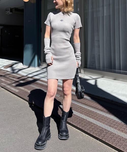 SPIRALGIRL(スパイラルガール)の「アームウオーマー付きロゴプレートリブワンピース(ワンピース・レディース・ブラック/ベージュ/グレー・FREE)」の7枚目の写真