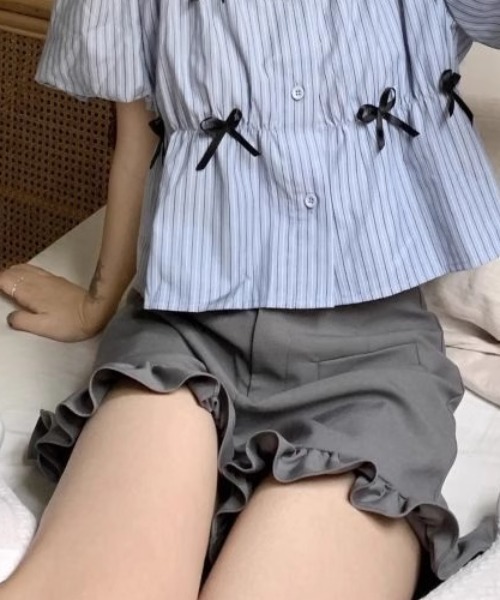 Mejoul(メジュール)の「フロントポケット 裾フリルショートパンツ(その他パンツ・レディース・グレー/ブラック・M/L)」の3枚目の写真