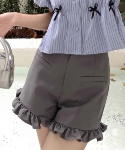 Mejoul(メジュール)の「フロントポケット 裾フリルショートパンツ(その他パンツ・レディース・グレー/ブラック・M/L)」の4枚目の写真