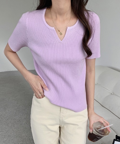 COCOMOMO(ココモモ)の「大人の抜け感 キーネックサマーニット 半袖 キーネック リブニット トップス オフィスカジュアル きれいめ 春服 夏服(ニット/セーター・レディース・ホワイト/ピンク/ブラウン系/ライトブラウン/ブラック/パープル/ベージュ/グリーン・FREE)」の7枚目の写真