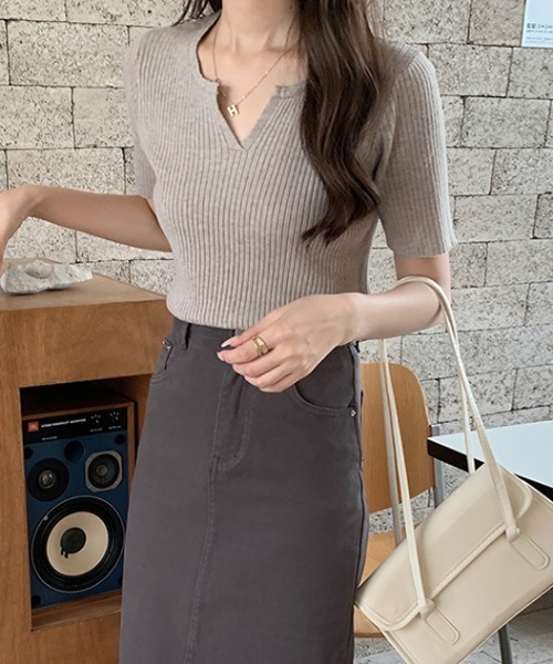COCOMOMO(ココモモ)の「大人の抜け感 キーネックサマーニット 半袖 キーネック リブニット トップス オフィスカジュアル きれいめ 春服 夏服(ニット/セーター・レディース・ホワイト/ピンク/ブラウン系/ライトブラウン/ブラック/パープル/ベージュ/グリーン・FREE)」の18枚目の写真