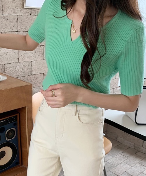 COCOMOMO(ココモモ)の「大人の抜け感 キーネックサマーニット 半袖 キーネック リブニット トップス オフィスカジュアル きれいめ 春服 夏服(ニット/セーター・レディース・ホワイト/ピンク/ブラウン系/ライトブラウン/ブラック/パープル/ベージュ/グリーン・FREE)」の9枚目の写真