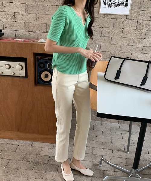 COCOMOMO(ココモモ)の「大人の抜け感 キーネックサマーニット 半袖 キーネック リブニット トップス オフィスカジュアル きれいめ 春服 夏服(ニット/セーター・レディース・ホワイト/ピンク/ブラウン系/ライトブラウン/ブラック/パープル/ベージュ/グリーン・FREE)」の11枚目の写真