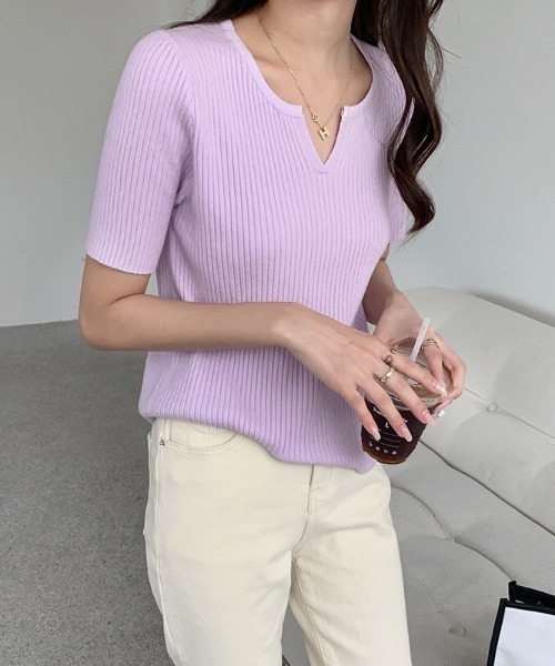 COCOMOMO(ココモモ)の「大人の抜け感 キーネックサマーニット 半袖 キーネック リブニット トップス オフィスカジュアル きれいめ 春服 夏服(ニット/セーター・レディース・ホワイト/ピンク/ブラウン系/ライトブラウン/ブラック/パープル/ベージュ/グリーン・FREE)」の12枚目の写真