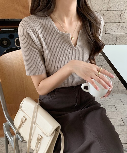COCOMOMO(ココモモ)の「大人の抜け感 キーネックサマーニット 半袖 キーネック リブニット トップス オフィスカジュアル きれいめ 春服 夏服(ニット/セーター・レディース・ホワイト/ピンク/ブラウン系/ライトブラウン/ブラック/パープル/ベージュ/グリーン・FREE)」の19枚目の写真