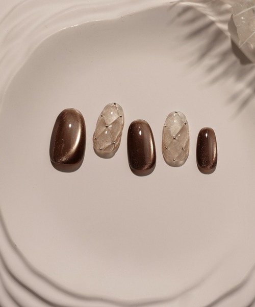 Anail（エーネイル）の「3D水光ネイルキルティングベージュブラウンマグネットオーバルネイルチップ（ネイルシール/ネイルチップ・レディース・ブラウン・MEDIUM/SMALL/LARGE）」の7枚目の写真