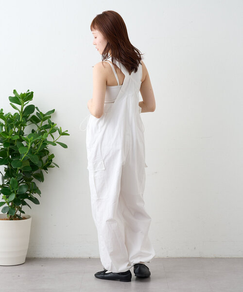 w closet(ダブルクローゼット)の「サイドドロストサロペット(サロペット/オーバーオール・レディース・オフホワイト/パープル/ブラック・FREE)」の13枚目の写真