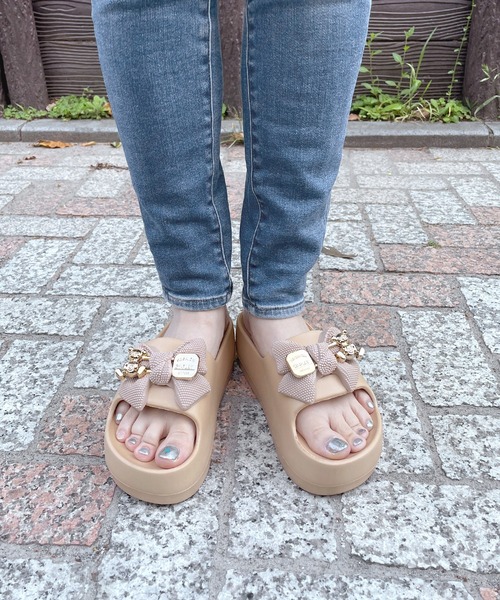 LUGG NAGG（ラグナグ）の「【軽量】リボンモチーフつき厚底シャワーサンダル（サンダル・レディース・ホワイト/ベージュ/ブラック・M/L）」の3枚目の写真
