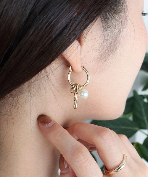 fredy emue(フレディエミュ)の「アシメモチーフリングピアス(ピアス(両耳用)・レディース・ゴールド/シルバー・FREE)」の2枚目の写真