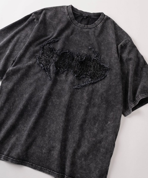 SlashDate（スラッシュデイト）の「【82】スノーウォッシュ ヴィンテージテイスト ワッペンTシャツ  メンズ　レディース（Tシャツ/カットソー・メンズ・グレー/ブラック系その他/ブラック/グレー系その他・M/L）」の2枚目の写真