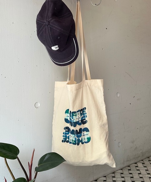 FOREVER 21（フォーエバー トゥエンティーワン）の「【Cafeコラボ】トートバッグ（トートバッグ・レディース・ホワイト/レッド・FREE）」の2枚目の写真