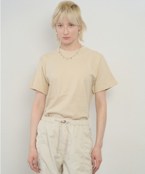 Muel Chic(ミュエルシック)の「Embroidery Tshirt エンブロイダリーTシャツ(Tシャツ/カットソー・レディース・サンドベージュ/ライトグレー/スミクロ・FREE)」の2枚目の写真