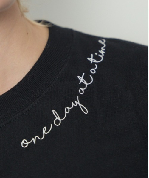 Muel Chic(ミュエルシック)の「Embroidery Tshirt エンブロイダリーTシャツ(Tシャツ/カットソー・レディース・サンドベージュ/ライトグレー/スミクロ・FREE)」の6枚目の写真