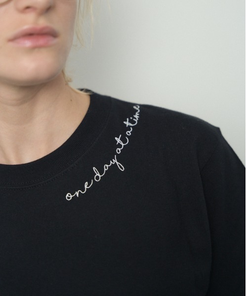 Muel Chic(ミュエルシック)の「Embroidery Tshirt エンブロイダリーTシャツ(Tシャツ/カットソー・レディース・サンドベージュ/ライトグレー/スミクロ・FREE)」の5枚目の写真
