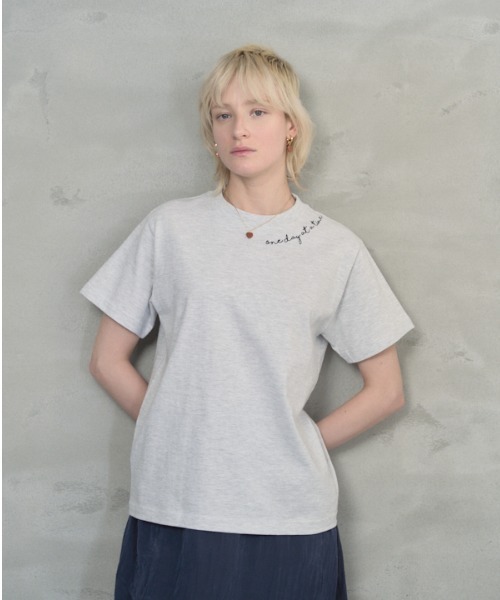 Muel Chic(ミュエルシック)の「Embroidery Tshirt エンブロイダリーTシャツ(Tシャツ/カットソー・レディース・サンドベージュ/ライトグレー/スミクロ・FREE)」の10枚目の写真