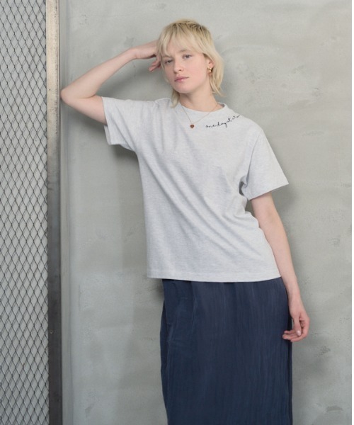 Muel Chic(ミュエルシック)の「Embroidery Tshirt エンブロイダリーTシャツ(Tシャツ/カットソー・レディース・サンドベージュ/ライトグレー/スミクロ・FREE)」の20枚目の写真