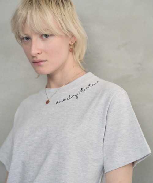 Muel Chic(ミュエルシック)の「Embroidery Tshirt エンブロイダリーTシャツ(Tシャツ/カットソー・レディース・サンドベージュ/ライトグレー/スミクロ・FREE)」の14枚目の写真