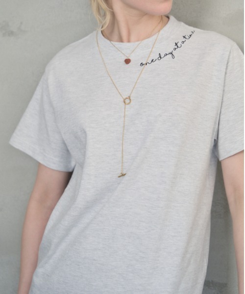 Muel Chic(ミュエルシック)の「Embroidery Tshirt エンブロイダリーTシャツ(Tシャツ/カットソー・レディース・サンドベージュ/ライトグレー/スミクロ・FREE)」の11枚目の写真