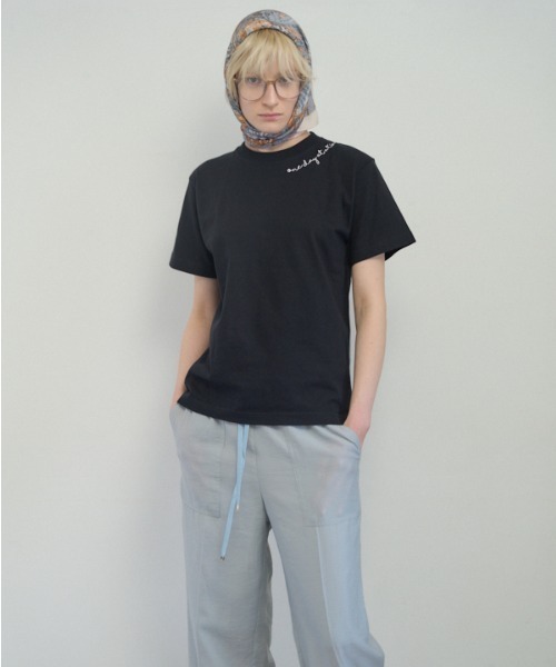 Muel Chic(ミュエルシック)の「Embroidery Tshirt エンブロイダリーTシャツ(Tシャツ/カットソー・レディース・サンドベージュ/ライトグレー/スミクロ・FREE)」の4枚目の写真