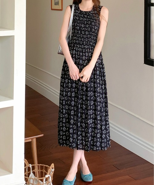 FINEnough(ファインナフ)の「小花柄ノースリシャーリングワンピース(ワンピース・レディース・ブラック/レッド/ブルー/ホワイト・FREE)」の3枚目の写真