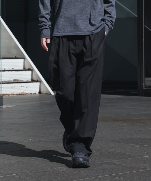 ATTACHMENT（アタッチメント）の「【 LIMITED 】WO/PE ストレッチギャバジン ベルテッドトラウザーズ / WO/PE STRECH GABARDINE BELTED TROUSERS（スラックス・メンズ・ダークグレー/ブラック・1/3/2）」の4枚目の写真