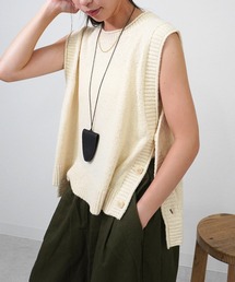 【旬なレイヤードに】サイドボタンニットベスト