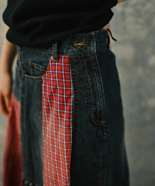 Freada（フリーダ）の「Freada/フリーダ サイドフロント デニム 切り替え フレアスカート（スカート・レディース・ブラック/ブルー・MEDIUM/SMALL）」の5枚目の写真