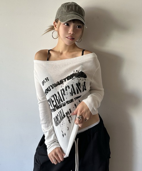 d.i.a.(ダイヤ)の「グランジ プリントオフショルニットトップス(ニット/セーター・レディース・ホワイト/ブラック/レッド・FREE)」の2枚目の写真