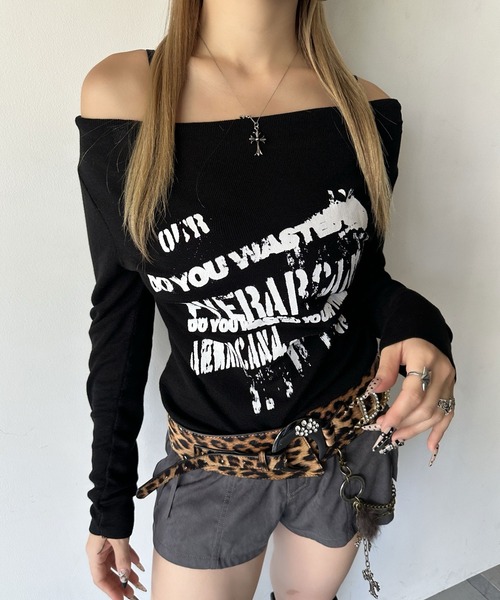 d.i.a.(ダイヤ)の「グランジ プリントオフショルニットトップス(ニット/セーター・レディース・ホワイト/ブラック/レッド・FREE)」の3枚目の写真