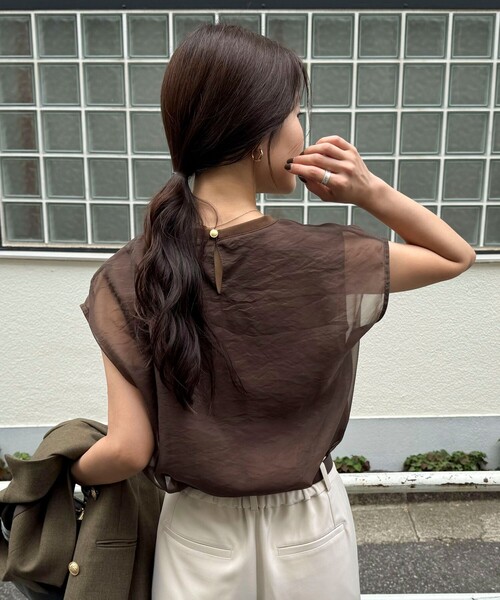 fredy emue（フレディエミュ）の「【大好評につき再販売スタート！】シアーオーガンジーレイヤードノースリーブ（シャツ/ブラウス・レディース・ブラック/ベージュ/ブラウン・38）」の12枚目の写真