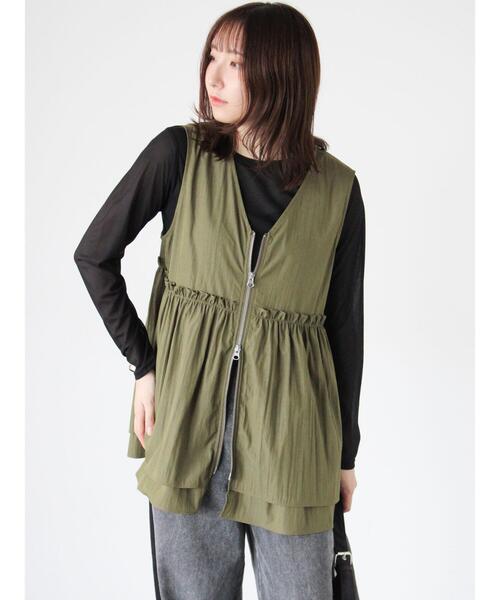 Te chichi TERRASSE（テチチテラス）の「ナイロンペプラムベスト（ベスト・レディース・カーキ/ブラック・F）」の4枚目の写真